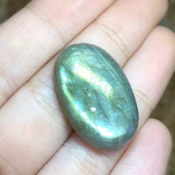 نگین لابرادوریت  با تلالویی بی نظیر وارداتی از کشور لابرادور کانادا تراش بیضی شکل بسیار خوش رنگ و زیبا کد 159