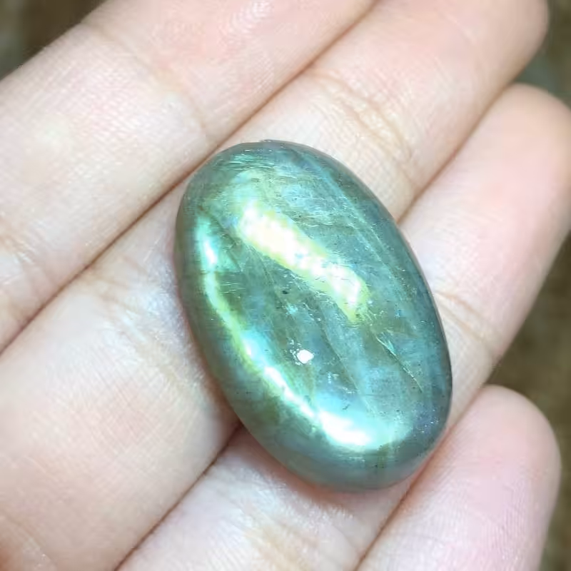نگین لابرادوریت  با تلالویی بی نظیر وارداتی از کشور لابرادور کانادا تراش بیضی شکل بسیار خوش رنگ و زیبا کد 159