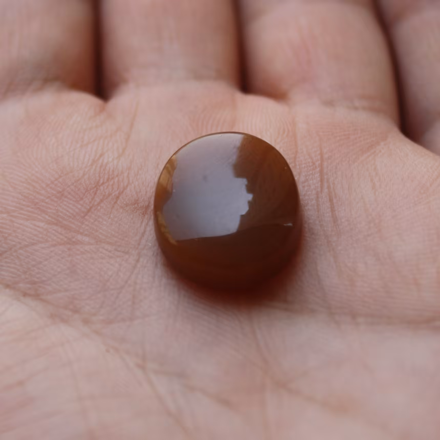 عقیق یمنی نگین عقیق یمنی عسلی اصل و معدنی و طبیعی  وزن 2.73  ابعاد 18 در 15 میلیمترکد326