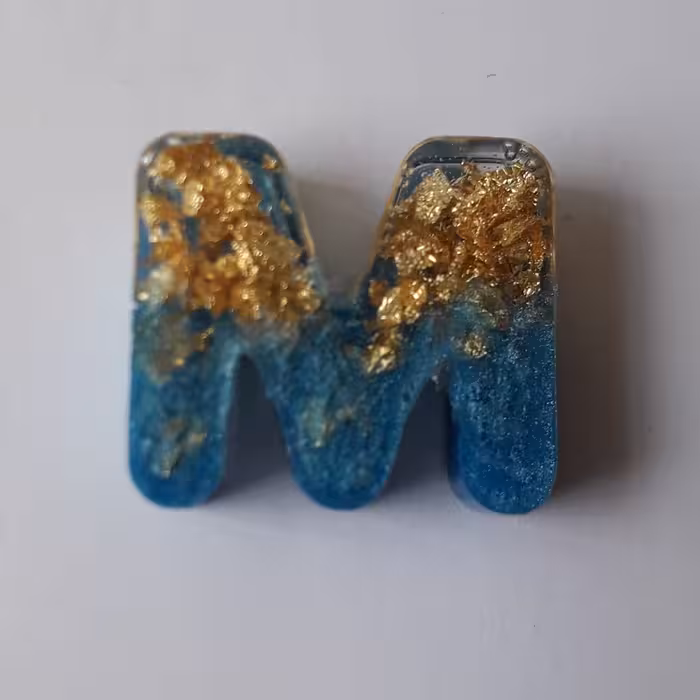 جاکلیدی رزینی حرف M همراه با ورقه طلایی و رنگ آبی