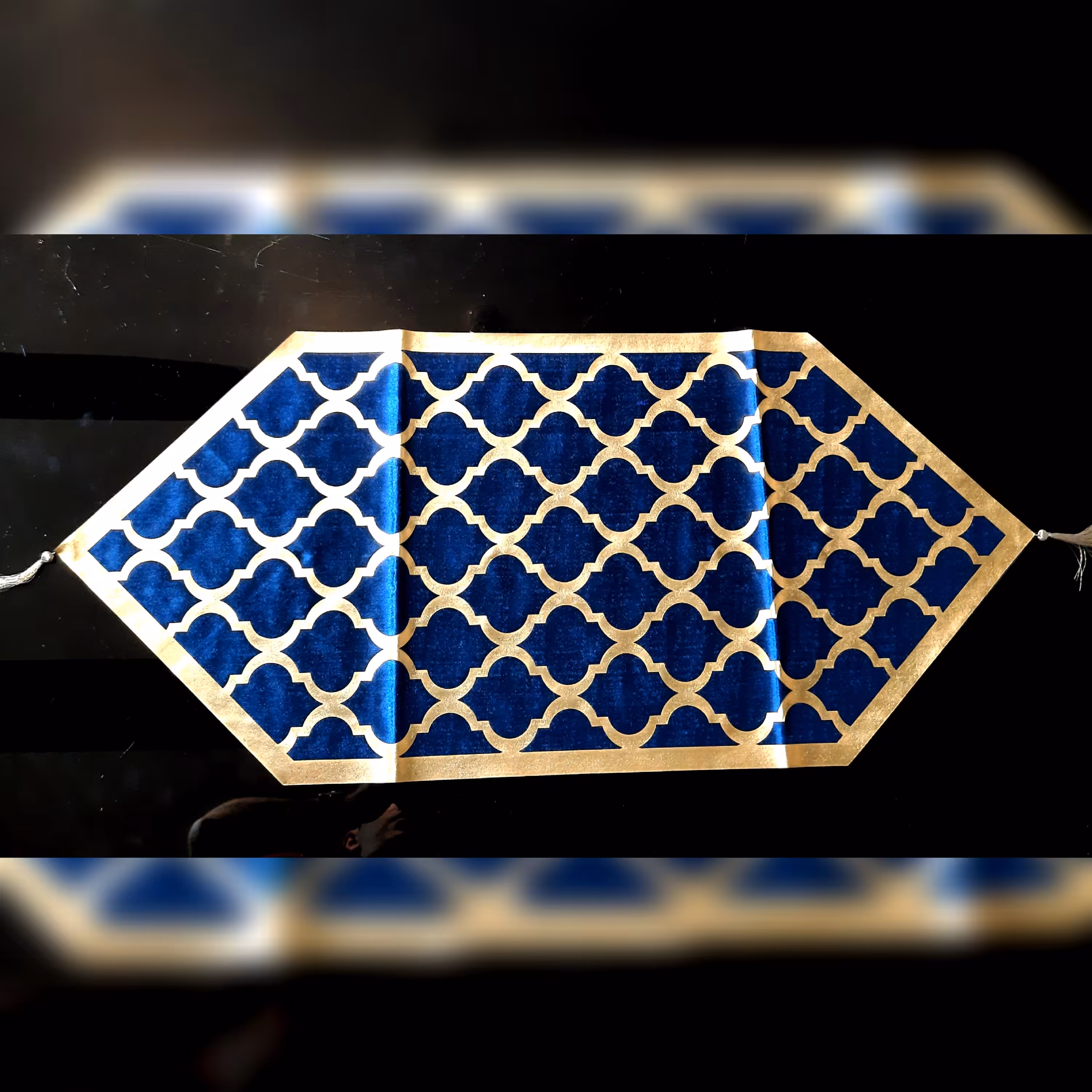 رومیزی جلومبلی مخمل و چرم رنگ طلایی و سورمه ای سایز 90 در 40