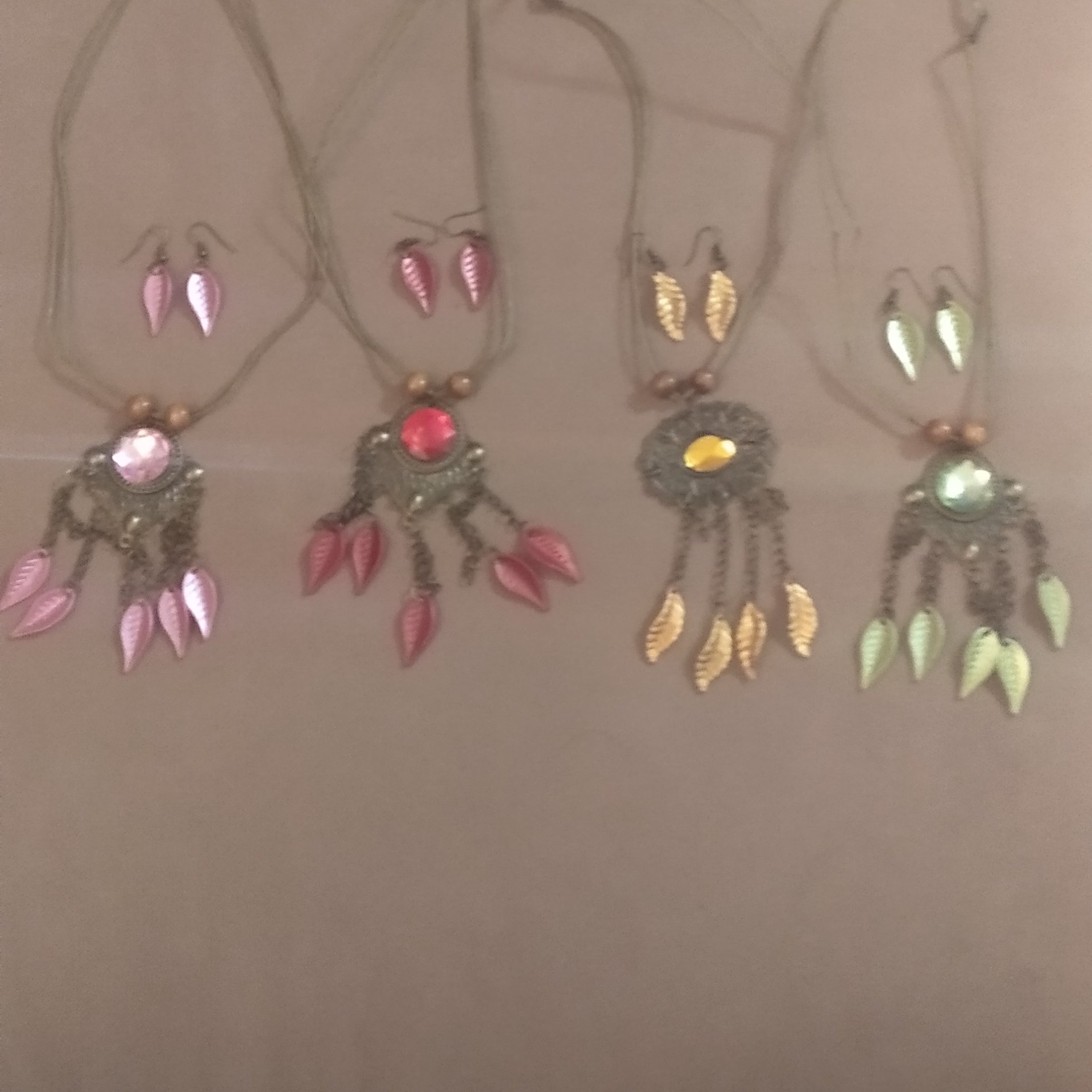 حراج پک 4 ست گردنبند و گوشواره طبق تصویر