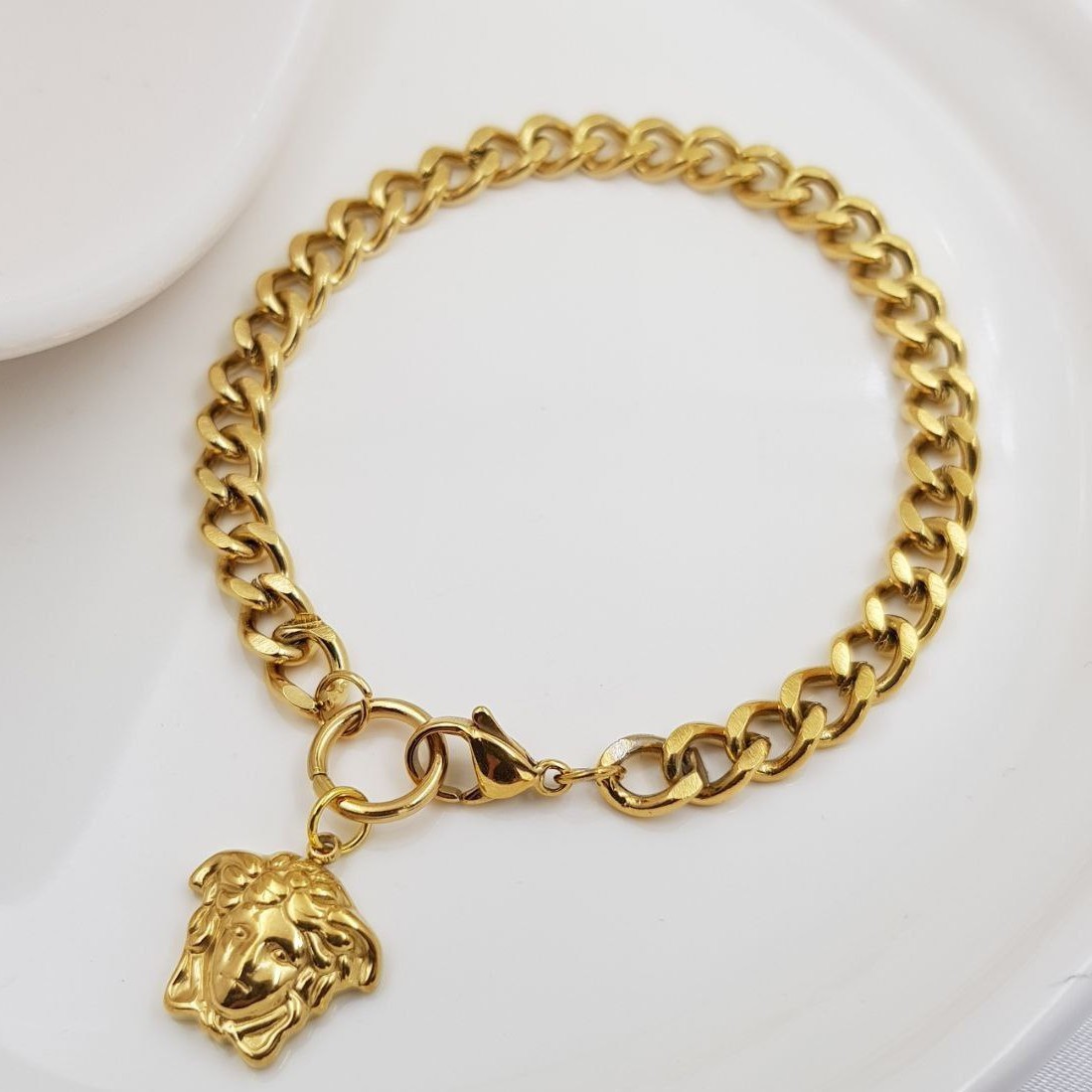 دستبند استیل طلایی سایز 19 سانت
استیل  خارجی با آبکاری طلا  رنگ ثابت 
