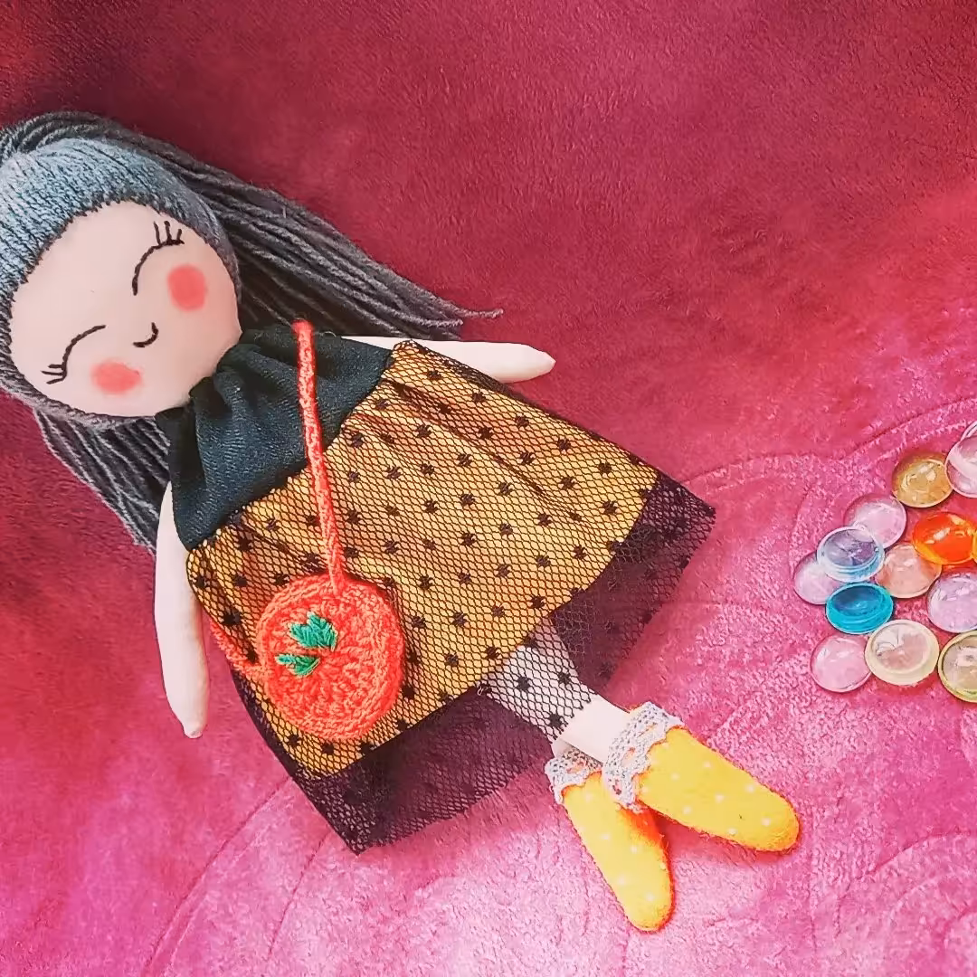 عروسک دستساز حنا