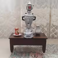 سماور  و قوری بند زن و سینی سماور و کاسه و پارچ به همراه میز چوبی یادآور خاطرات گذشته 