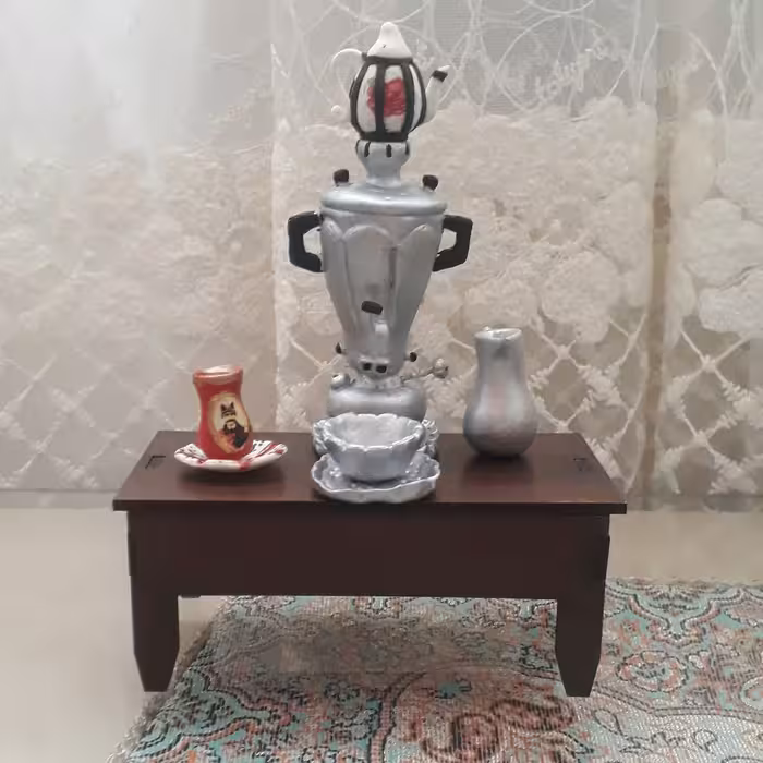 سماور  و قوری بند زن و سینی سماور و کاسه و پارچ به همراه میز چوبی یادآور خاطرات گذشته 