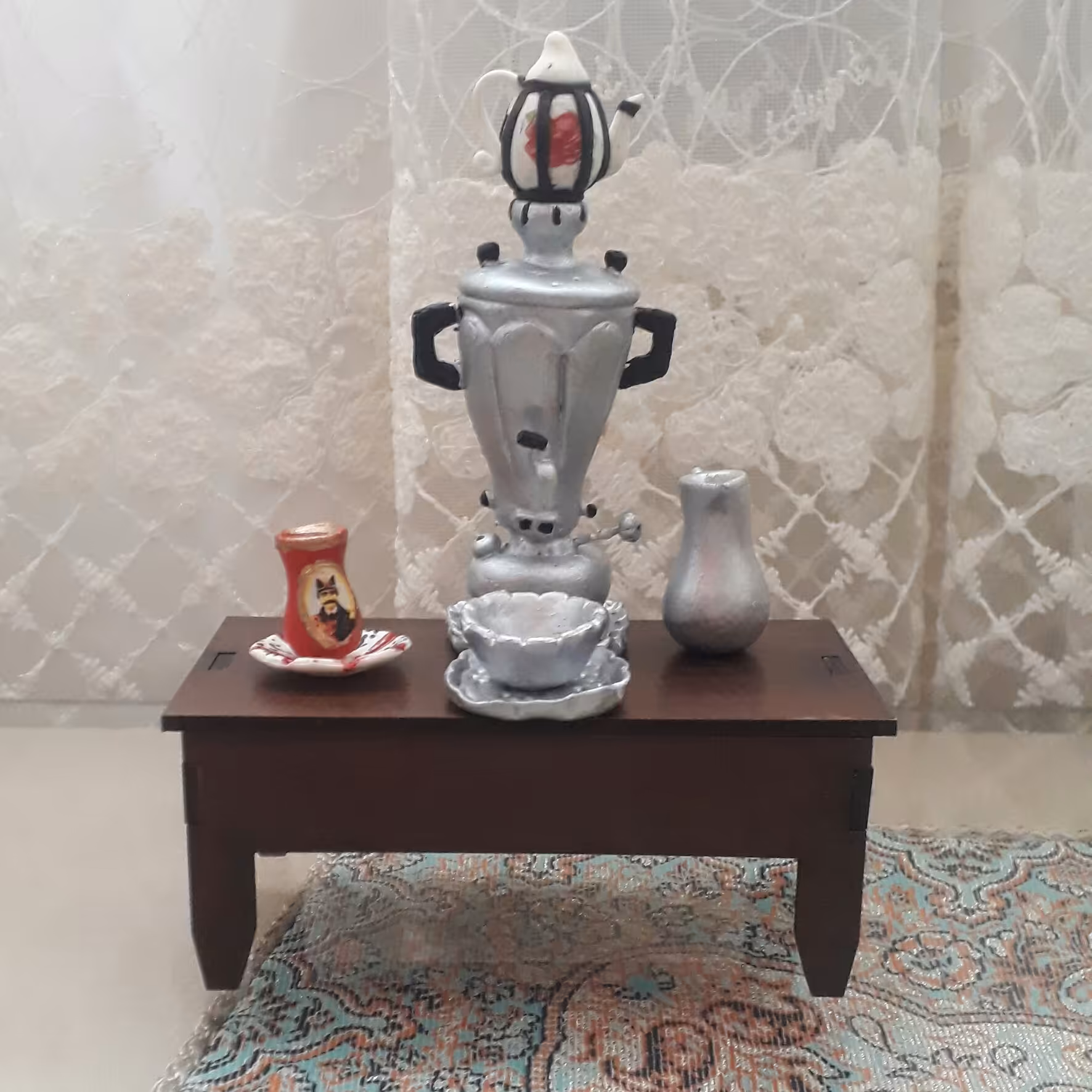 سماور  و قوری بند زن و سینی سماور و کاسه و پارچ به همراه میز چوبی یادآور خاطرات گذشته 