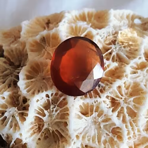 نگین گارنت سرخ شفاف خون کبوتری قیراطی 38,000تومان