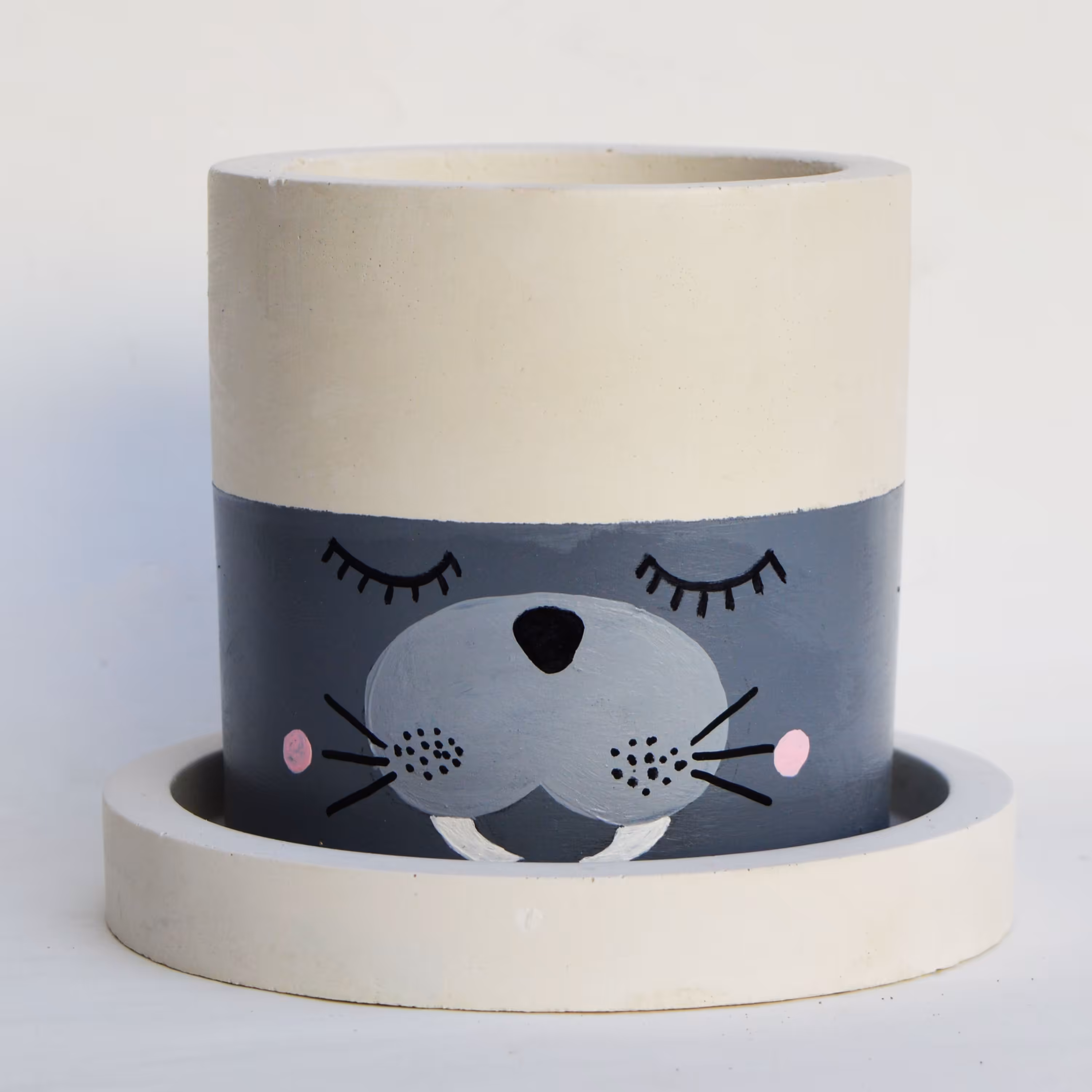 گلدان بتنی طرح شیردریایی همراه با زیرگلدانی