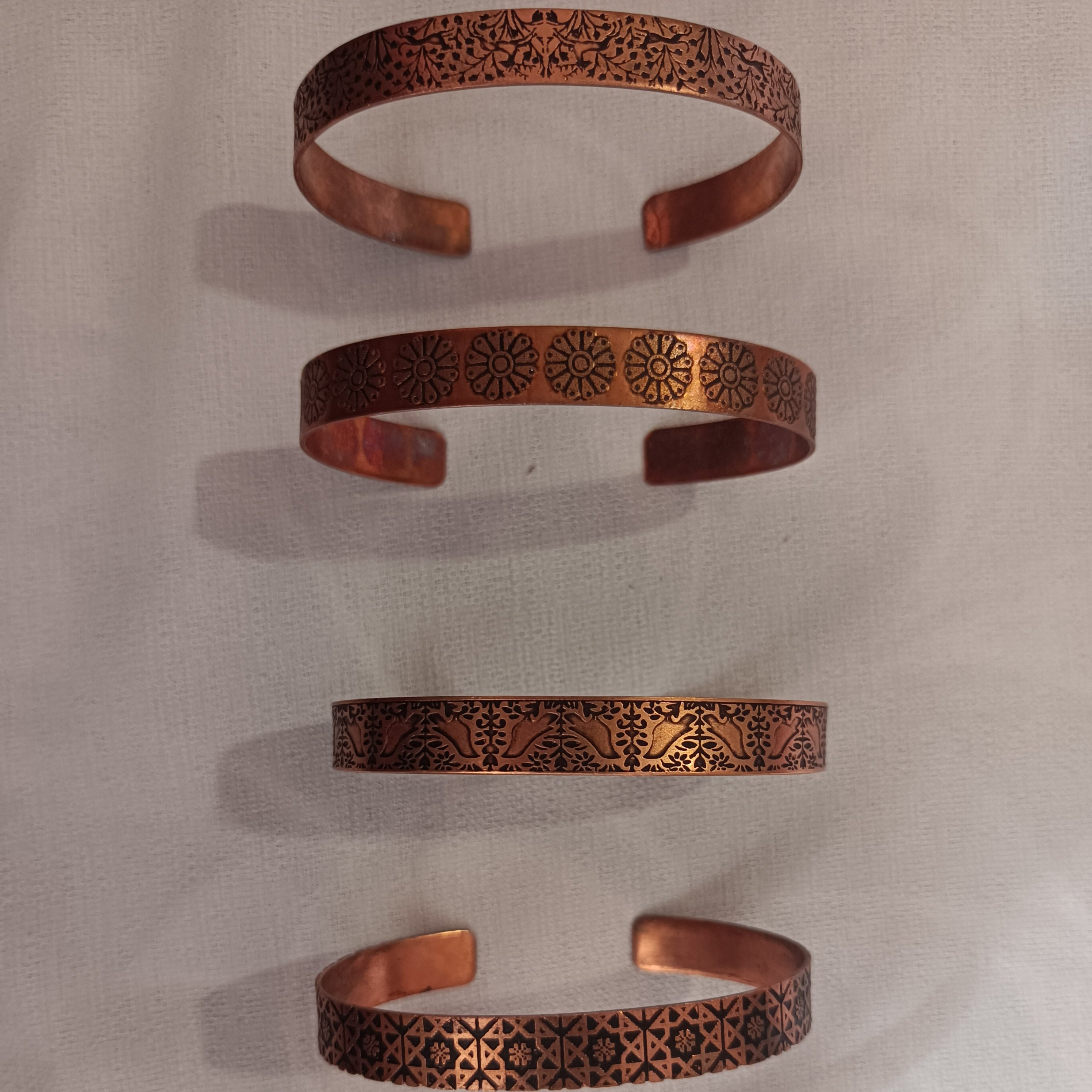 دست بند تمام مس با پهنای متوسط طرح ها ی سنتی و تاریخی 