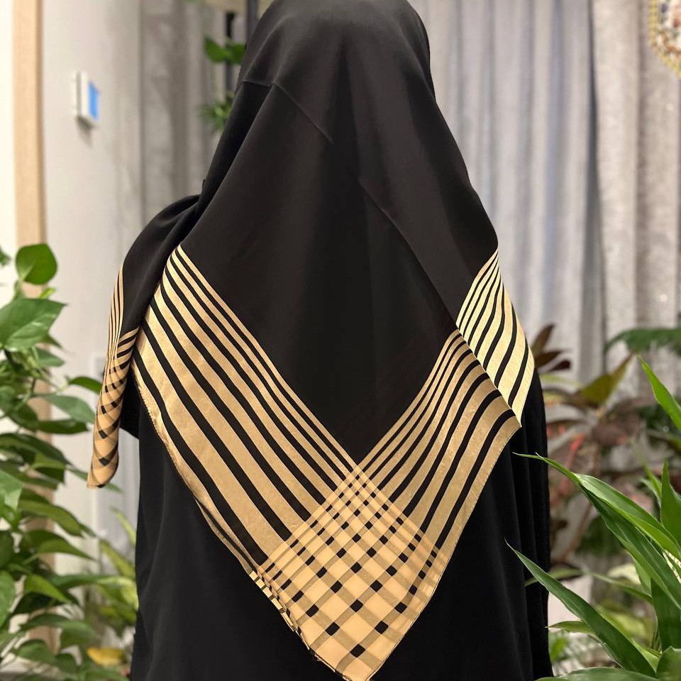روسری مشکی  هست خط طلایی برند ترک جنس حریر (ابعاد 120 )