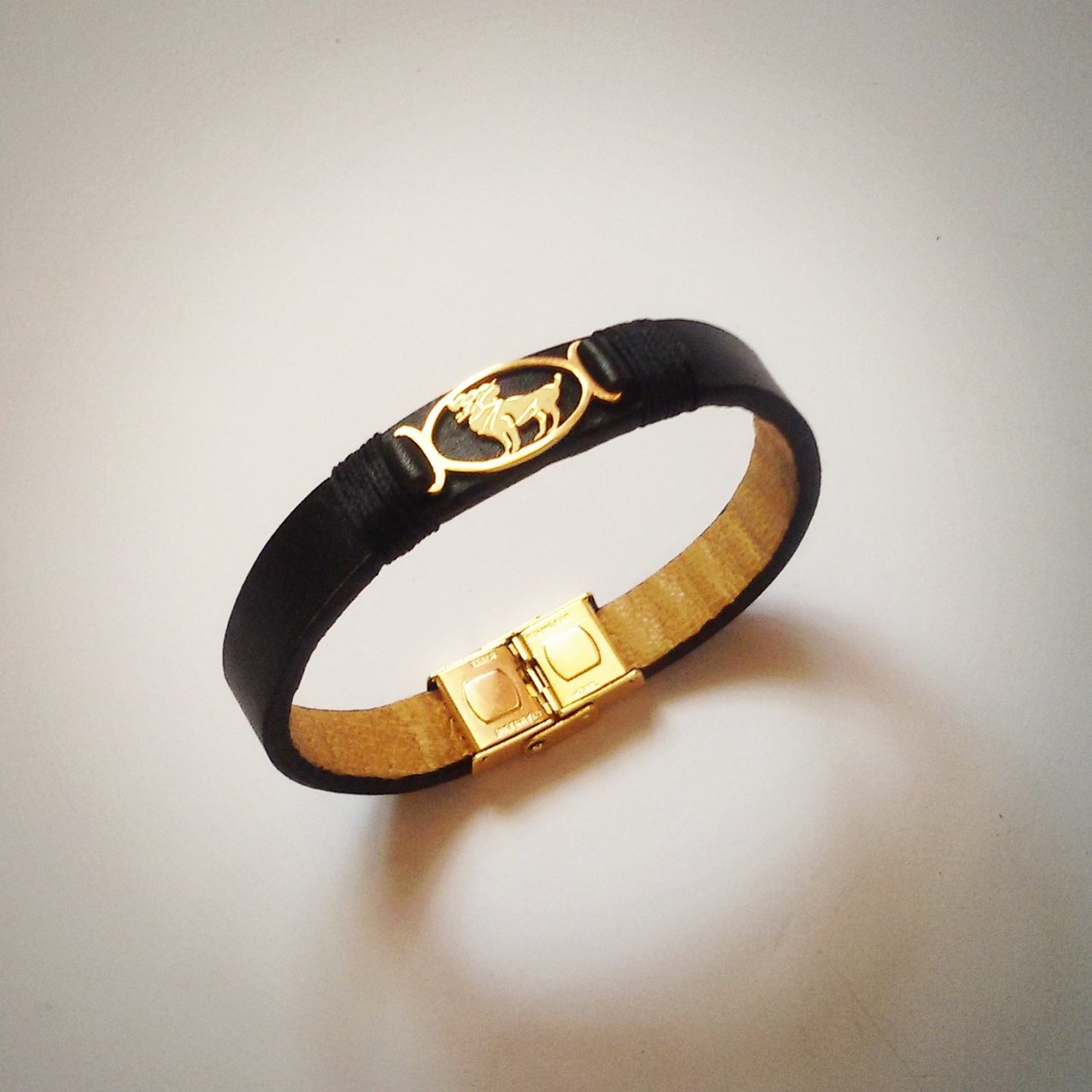 دستبند چرمی طرح ماه تولد فروردین