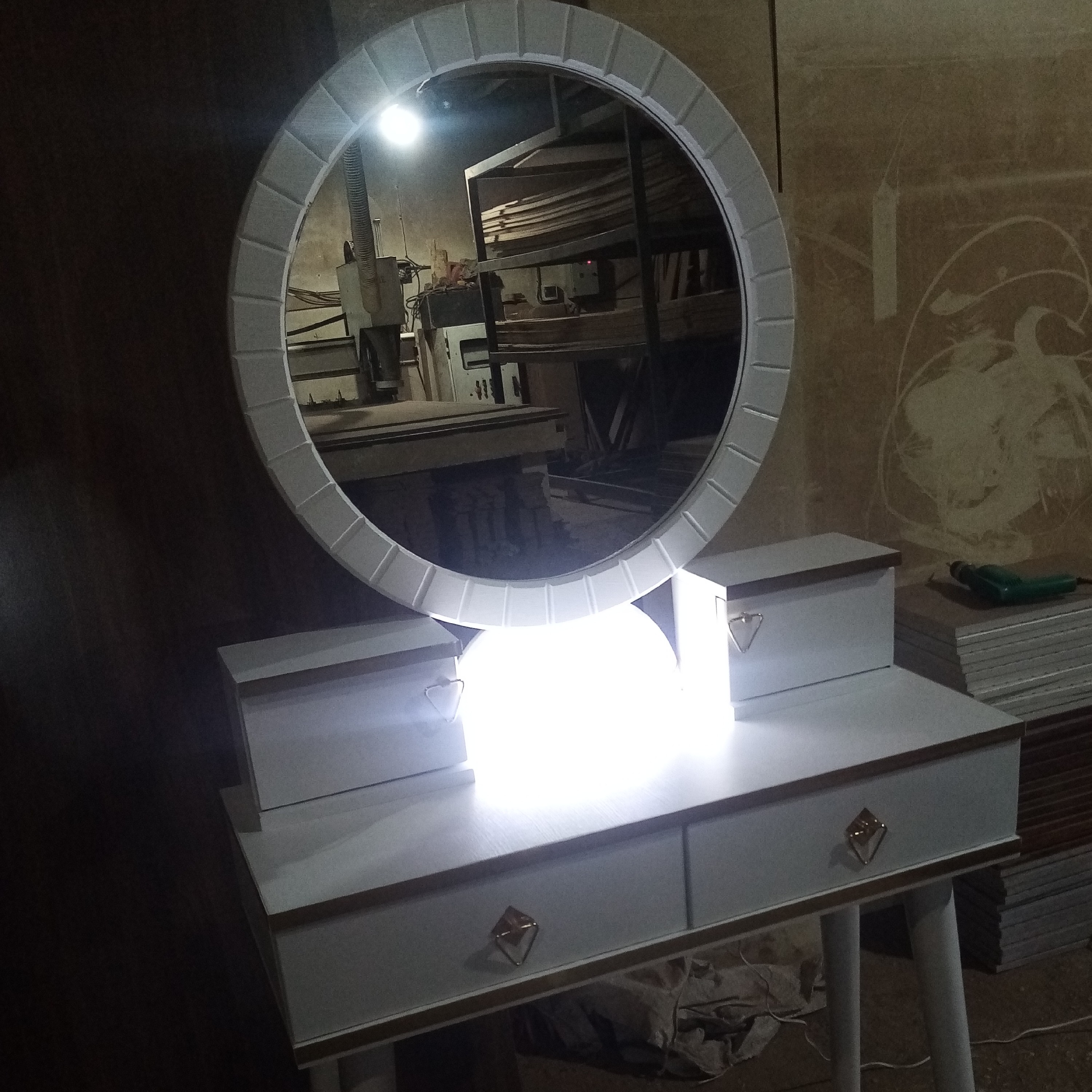 میز آرایشی دخترانه سفید صدفی چراغ LED (هزینه ارسال بامشتری پسکرایه میباشد)