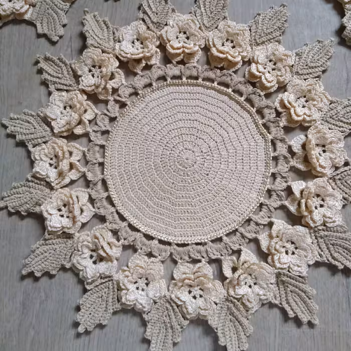 رومیزی گرد قلاببافی  گل برجسته رنگ کرم نخودی 35سانت قیمت هر عدد160ت 