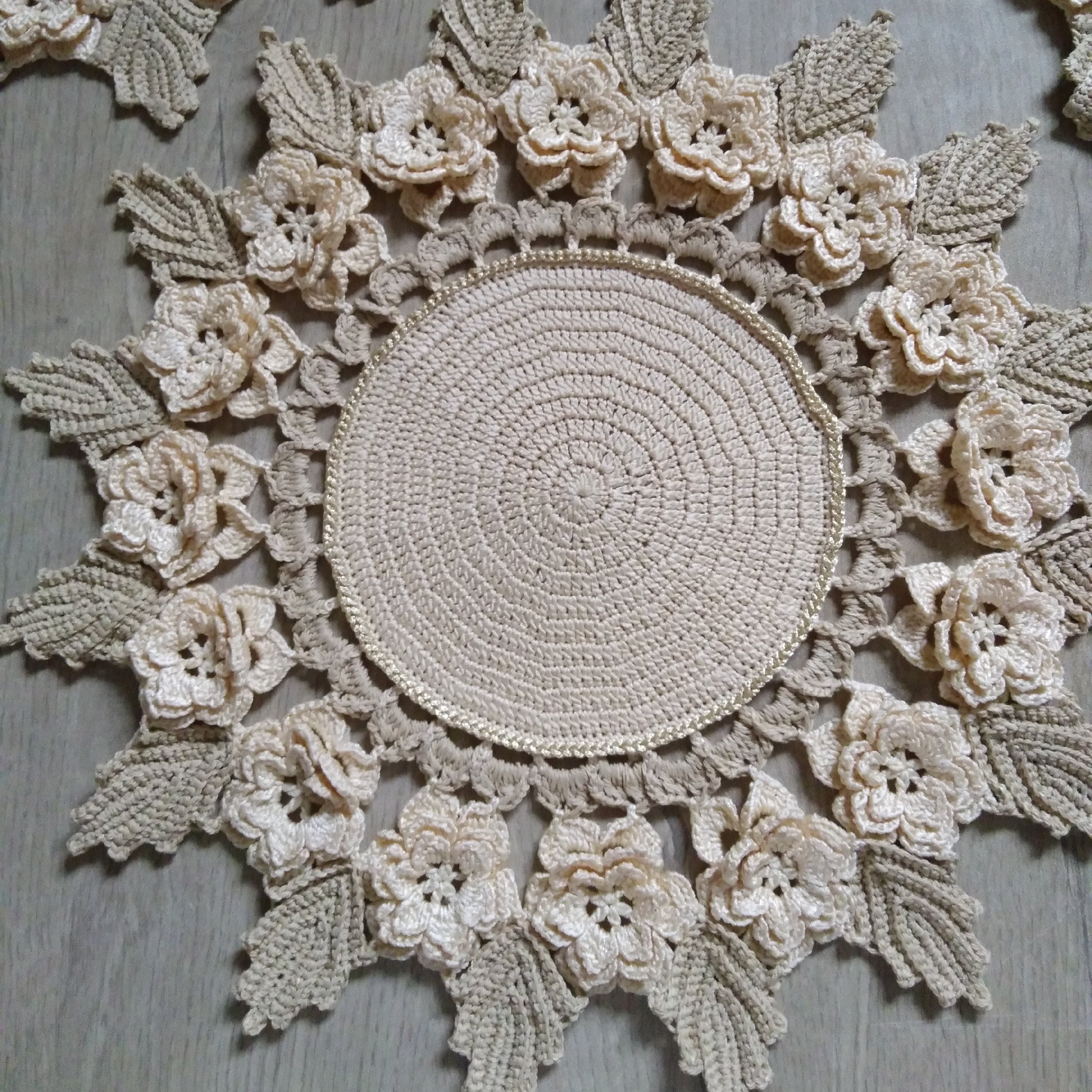 رومیزی گرد قلاببافی  گل برجسته رنگ کرم نخودی 35سانت قیمت هر عدد160ت 