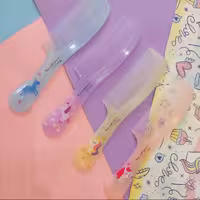 شانه دندانه ریز پلاستیکی با طرح تکشاخ مناسب حالت دادن به مو