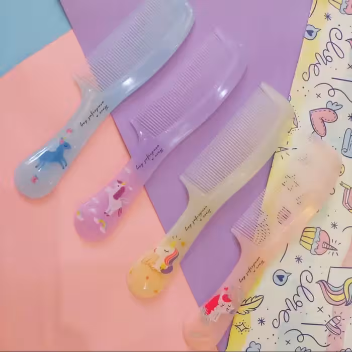 شانه دندانه ریز پلاستیکی با طرح تکشاخ مناسب حالت دادن به مو