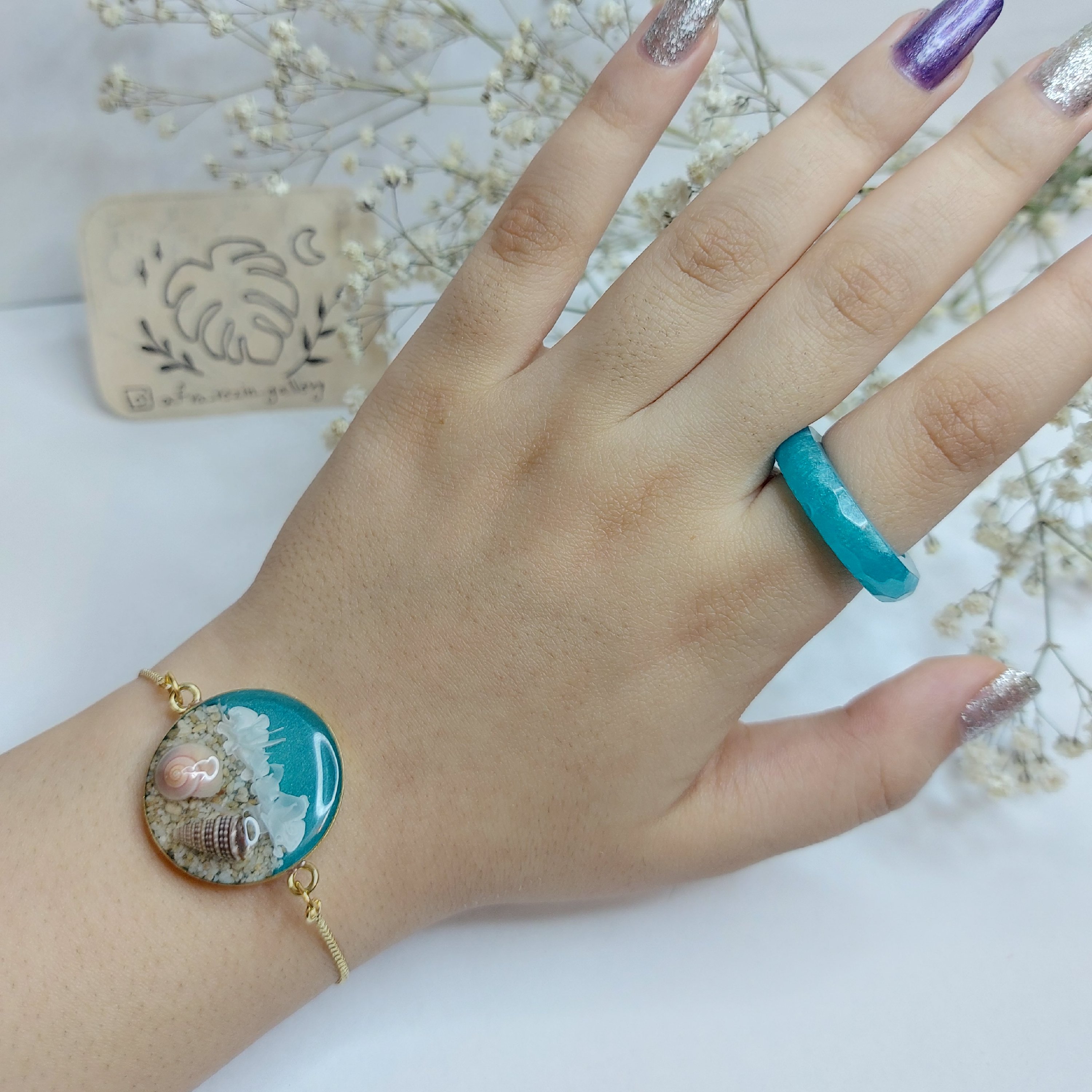 دستبندطرح دریا ● جنس قاب برنجی رنگ ثابت ● جنس بنداستیل رنگ ثابت ● مدل بند آسانسوری ● جنس محصول رزین (رنگ ثابت/ضدآب/نشکن)