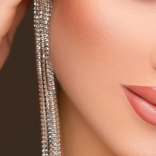 گوشوارهای نگینی آویز.ساخته شده از نگین اصل اتریشی.با ضمانت نامه اصالت کالا
ضدحساسیت
رنگ ثابت
زیباشوگالری اولین گالری دا