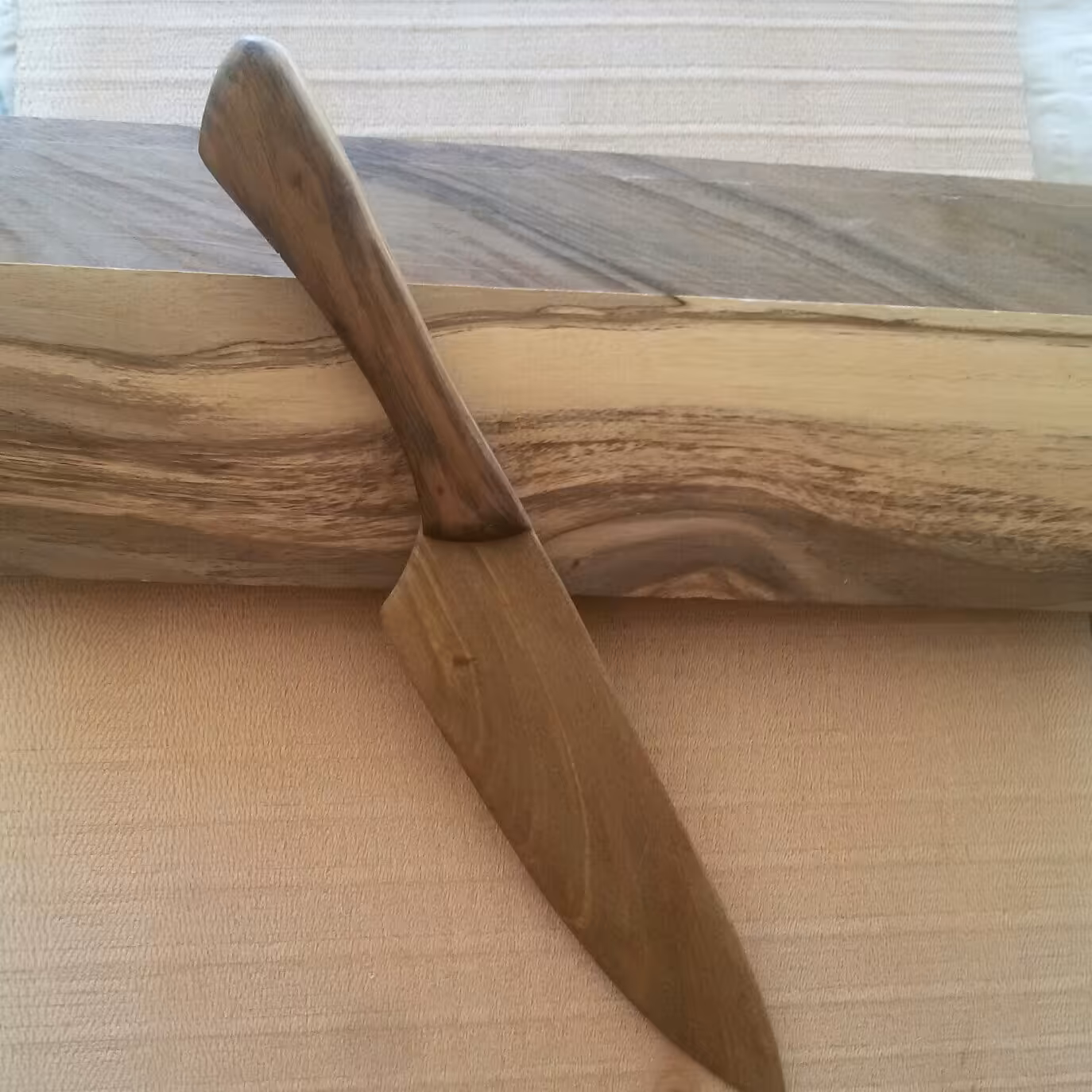 چاقوی چوبی .مناسب برای چاقوی کیک .کاملا چوب گرو