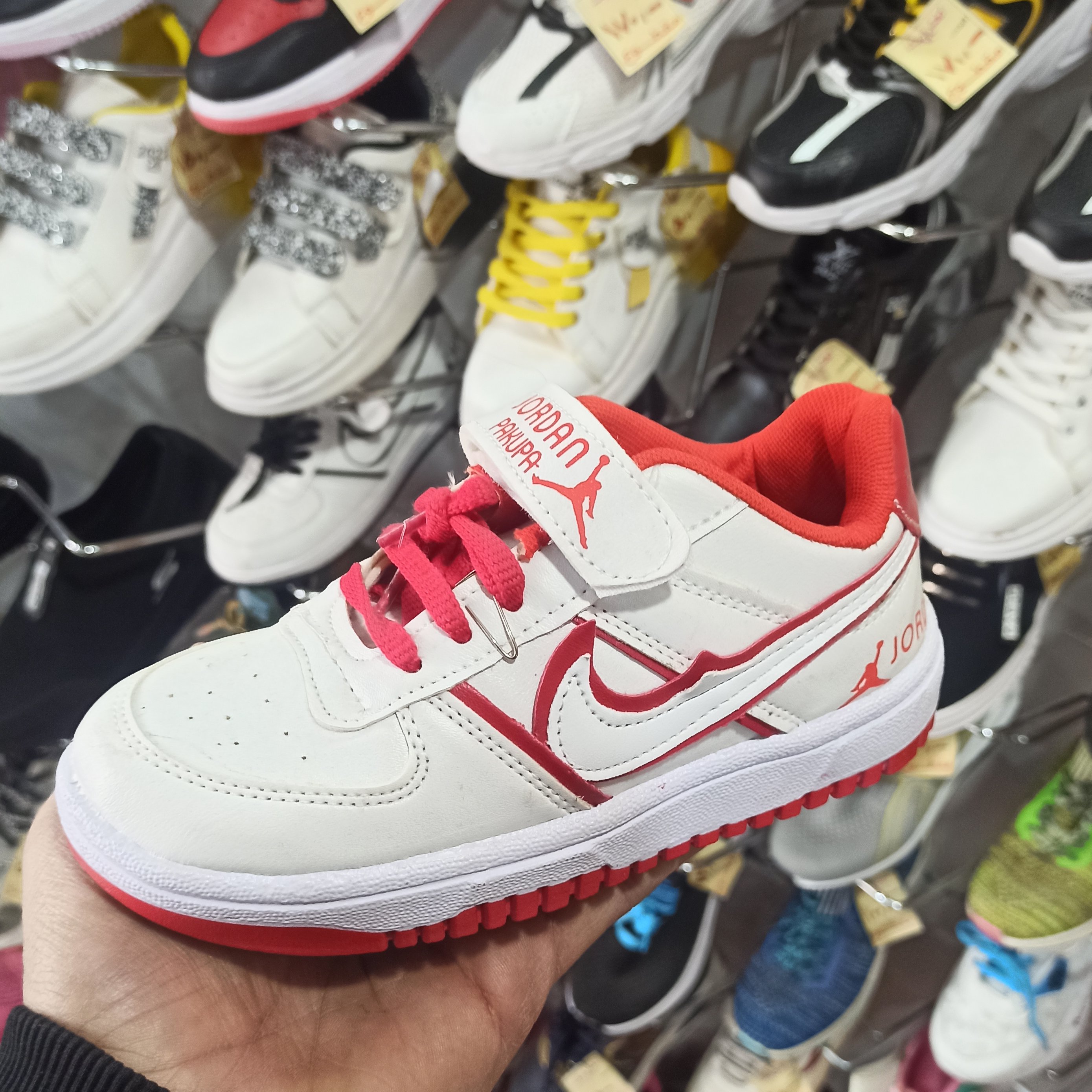 کفش اسپرت بچه گانه سفید و مشکی 