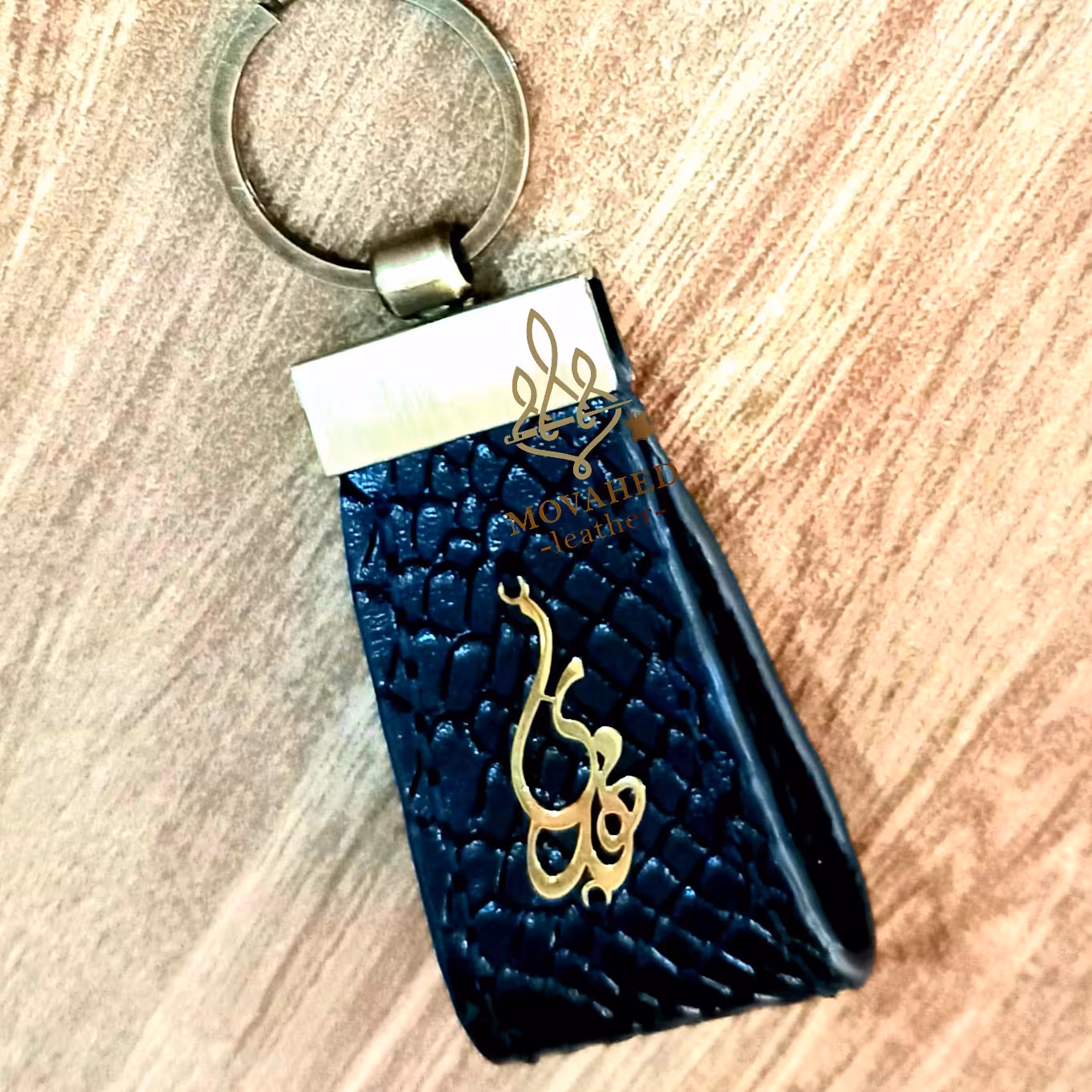 جاسوئیچی چرم طبیعی دولایه  با پلاک سفارشی و دوردوخت 