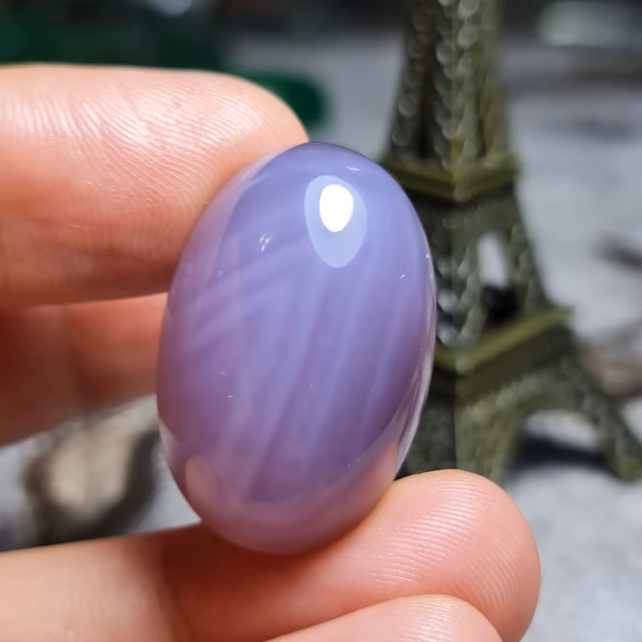  نگین درشت  زیبای سنگ عقیق بسیار خاص اصل معدنی قابلیت تغییر رنگ به رنگهای کبود و بنفش در دماهای گرم و سرد 