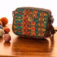 کیف دوشی زنانه  آرا مدل 129 ماتریس  (طرح سنتی با جنس ابریشم گونه و چرم مصنوعی)