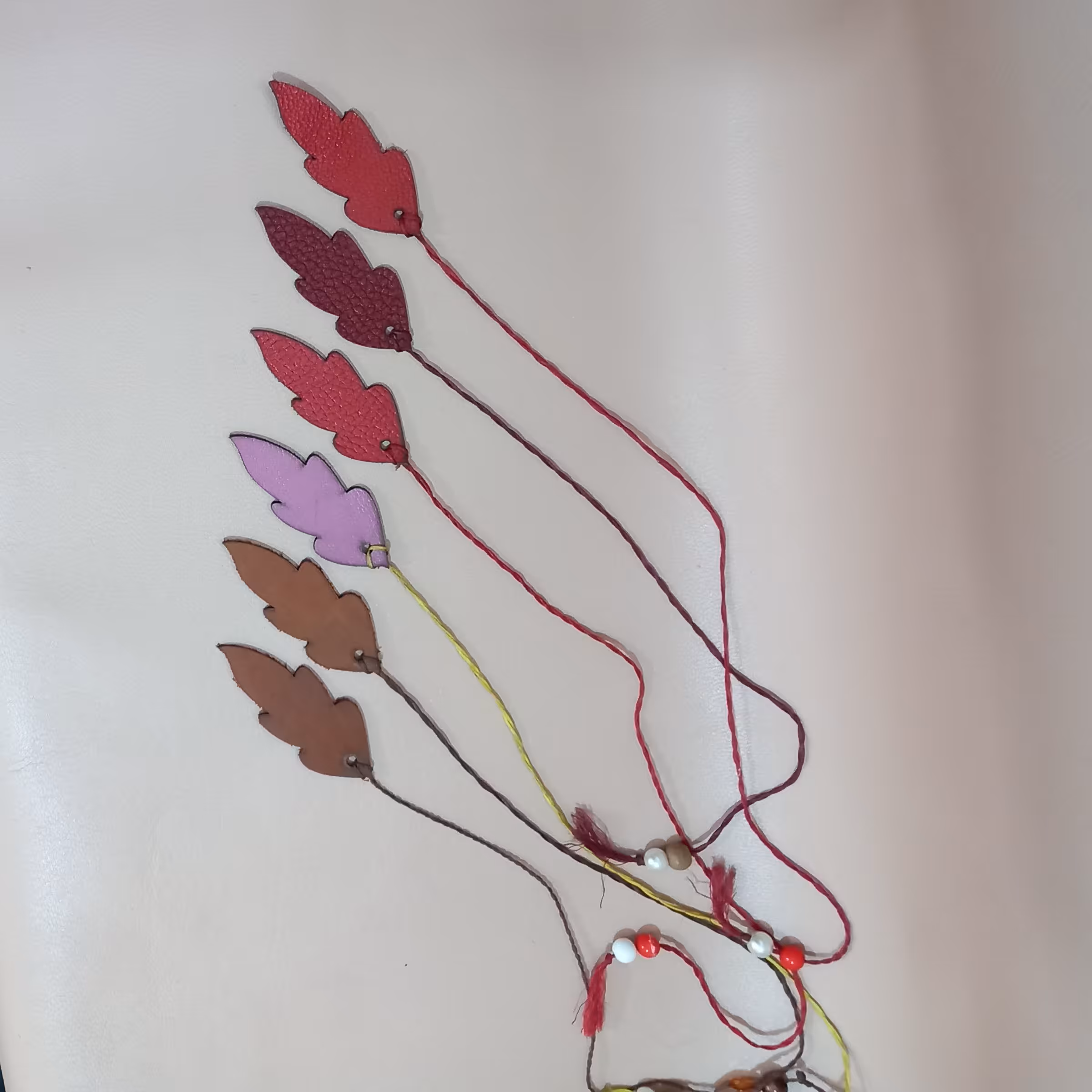 نشانگر کتاب چرم طبیعی با مروارید تزئینی سفارش بالای 50 تا تخفیف ویژه دارد با امکان حکاکی تبلیغاتی