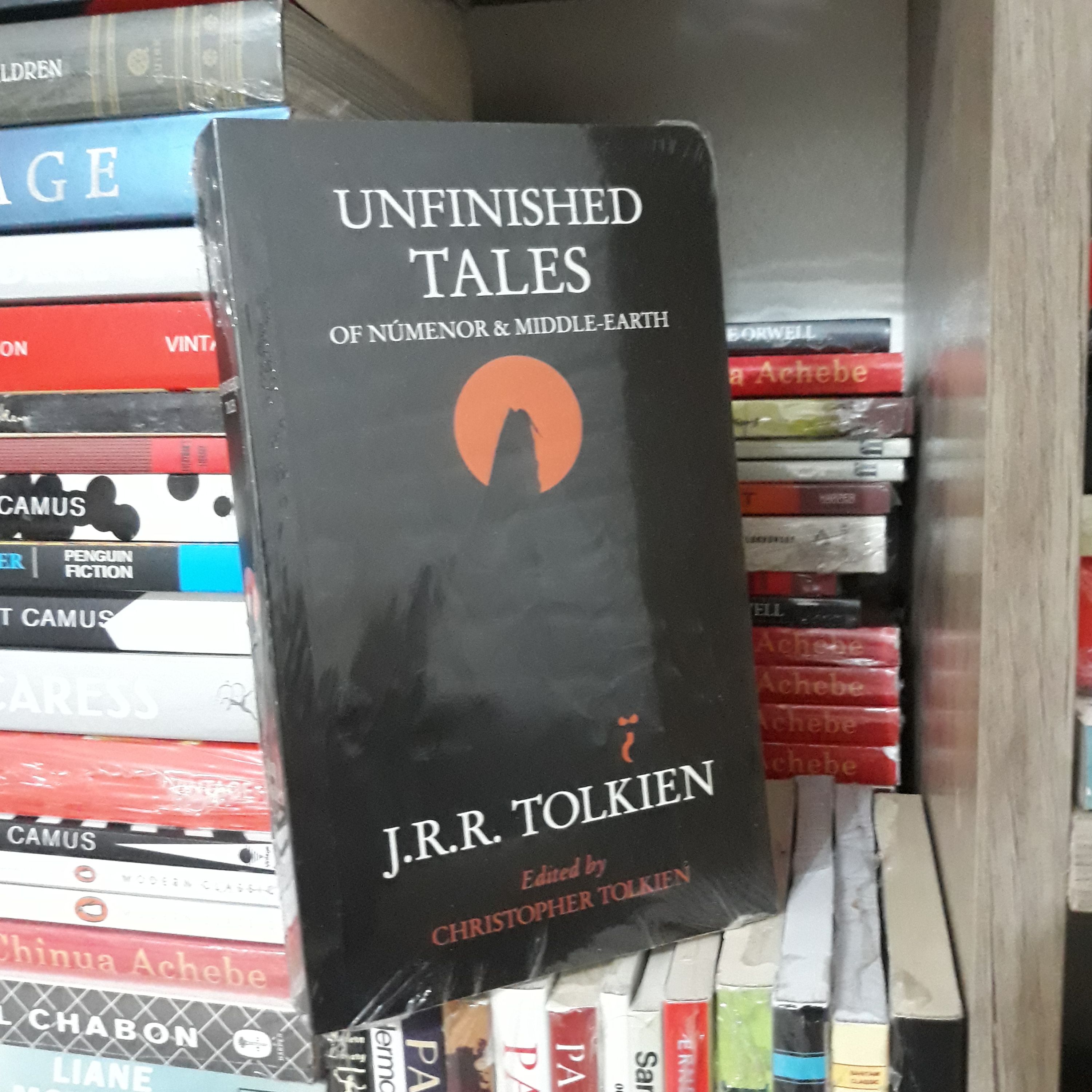 کتاب زبان اصلی Unfinished Tales of Numenor and Middle Earth (قصه های ناتمام نومه نور و سرزمین میانه)