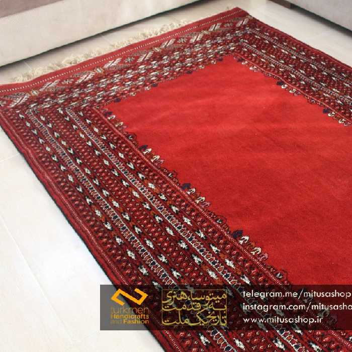 فرش دستبافت بانوی ترکمن کف ساده