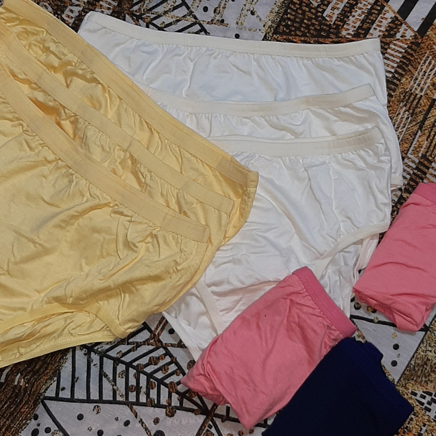 قیمت3 عددشورت نخ با کیفیت. کشی رنگ مشکی.زرد  صورتی نباتی.نارنجی سورمه ای جنس اعلا با کشسانی بالا مناسب تا سایز48 