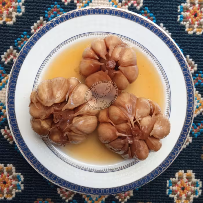 سیر ترشی خانگی با سرکه سیب و انگور طبیعی - بوته ای - 800 گرمی (تولید خرداد 1398)