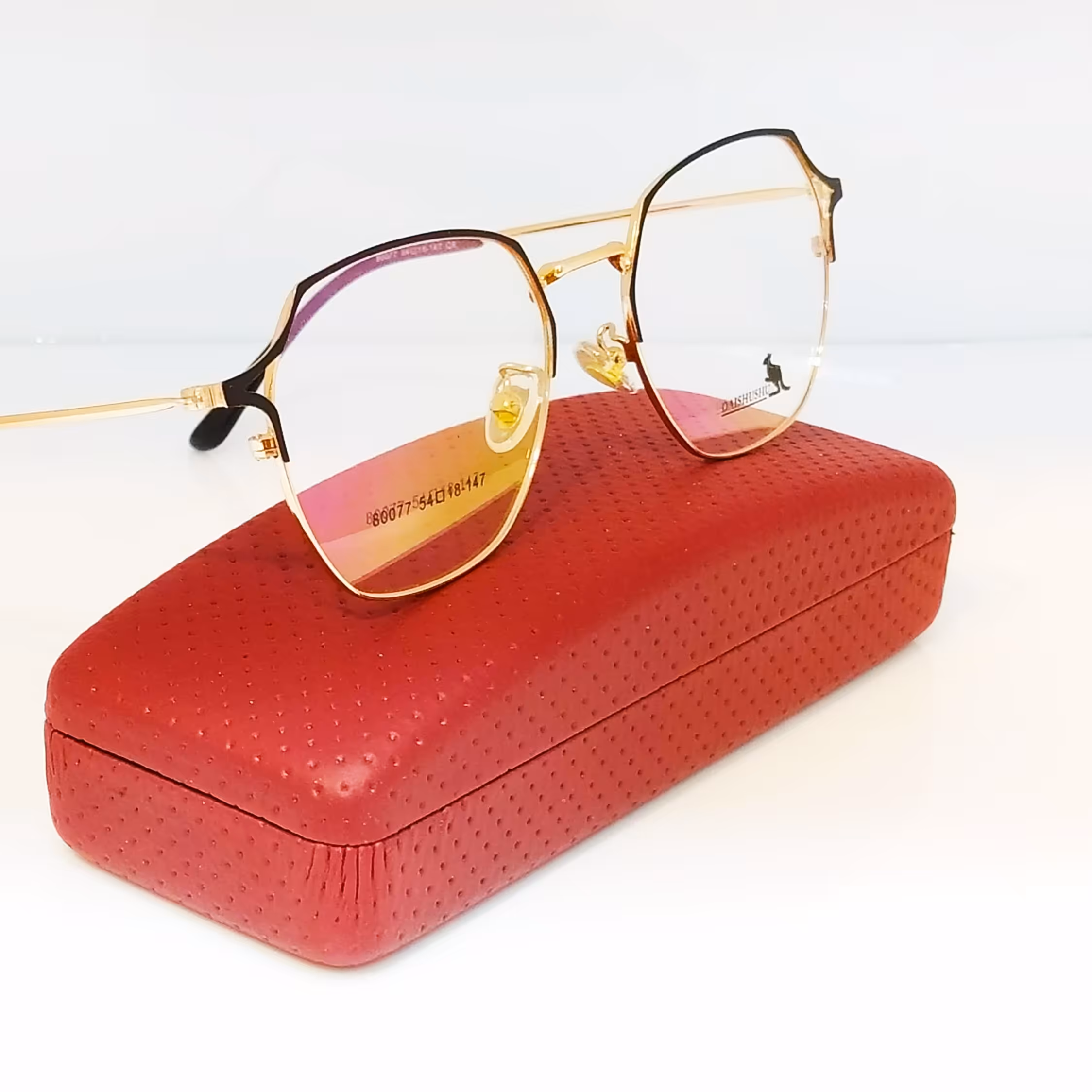 عینک طبی چند ضلعی
جنس فریم تمام قاب فلزی
رنگ طلایی و مشکی