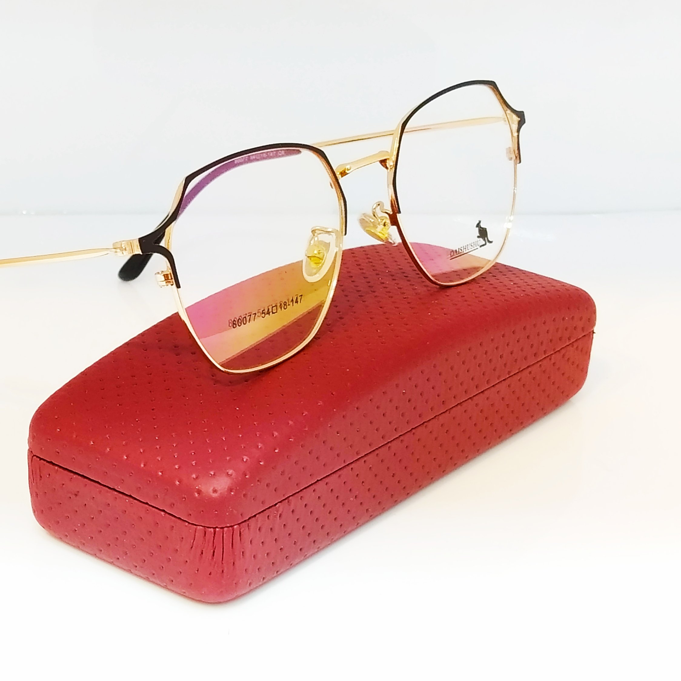 عینک طبی چند ضلعی
جنس فریم تمام قاب فلزی
رنگ طلایی و مشکی