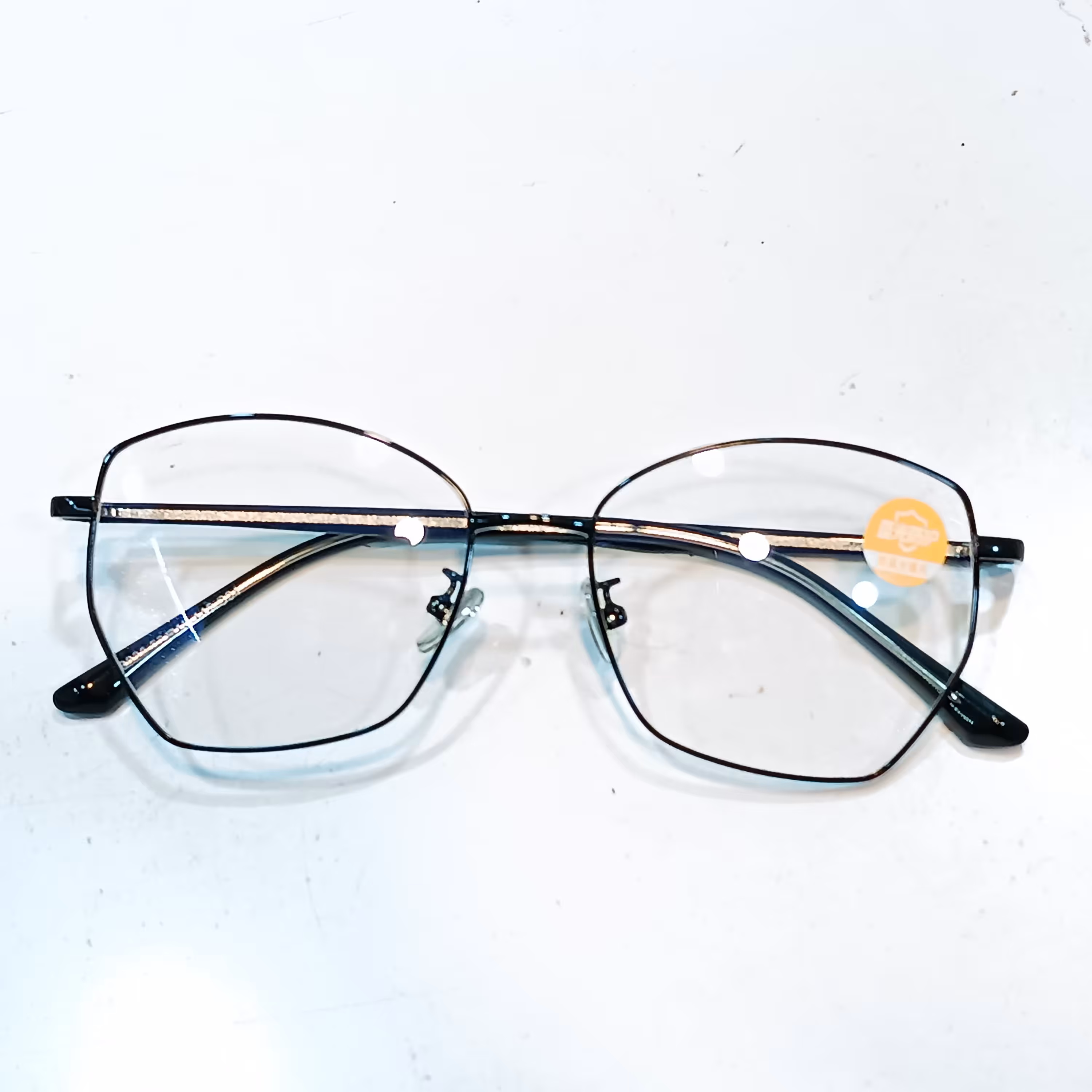 عینک طبی اسپرت با قابلیت تعویض عدسی های طبی نمره دار به عنوان عینک فانتزی نیز قابل استفاده است دارای دسته کایوچویی ضد حس