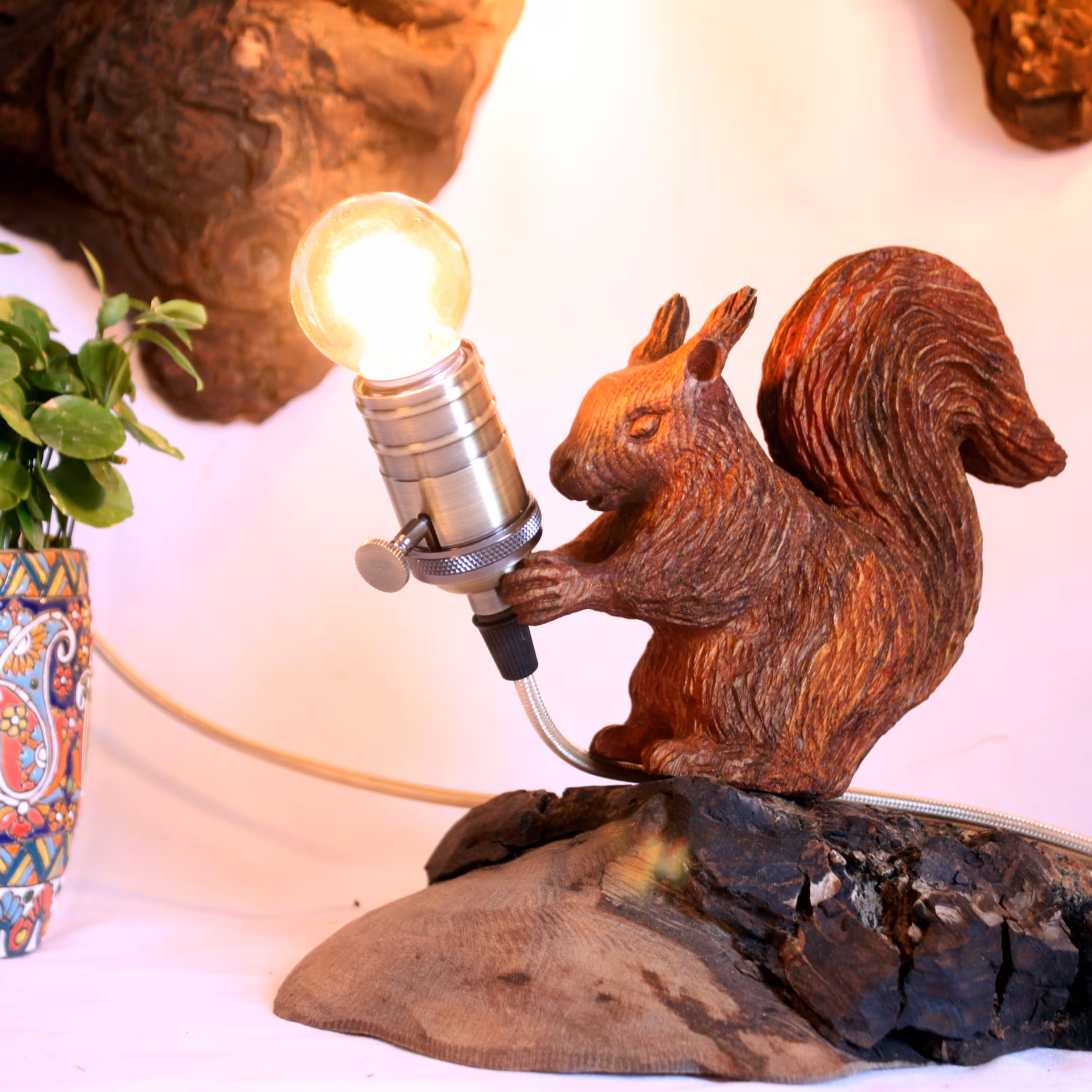 دکوری دست ساز طرح سنجاب بازیگوش از جنس چوب بلوط		