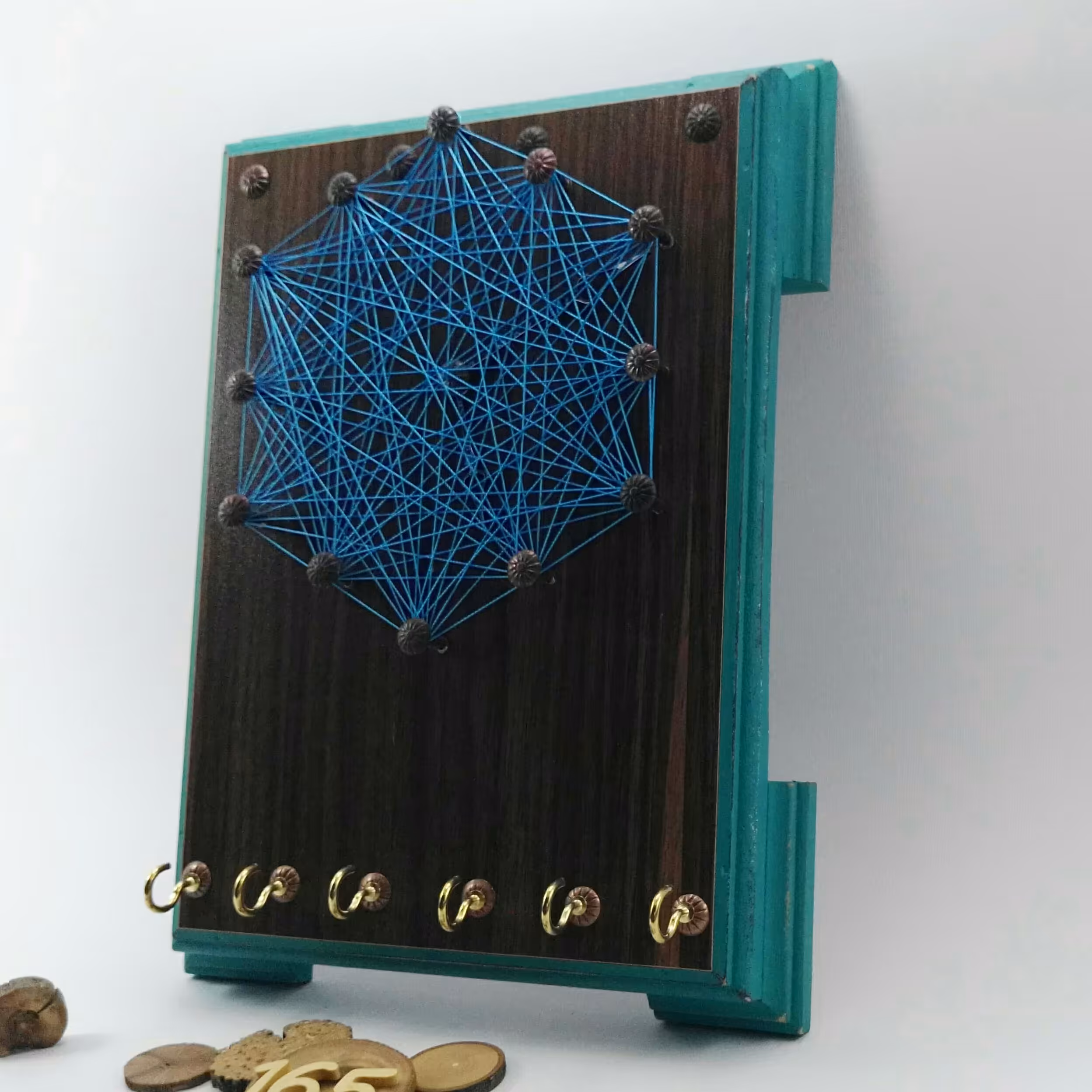 جاکلیدی دیواری با تزئین میخ و نخ گره کشی .