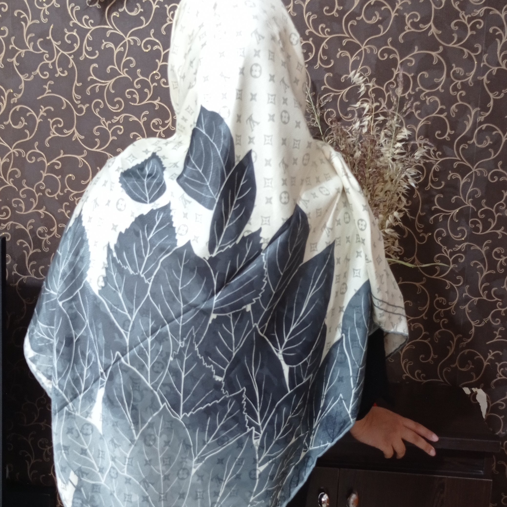 روسری نخی سفید و برگی