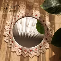 (پس کرایه) آیینه مکرومه گلدوزی شده. قطر ایینه 30 سانت و قطر کل کار 45 سانت(ارسال به صورت پس کرایه)