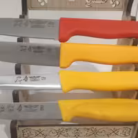 چاقوی حیدری اصل برای دم دستی در آشپز خانه و برای پوست کندن و خرد کردن خیار و گوجه فرنگی و سیب زمینی و پیاز استفاده میشه 