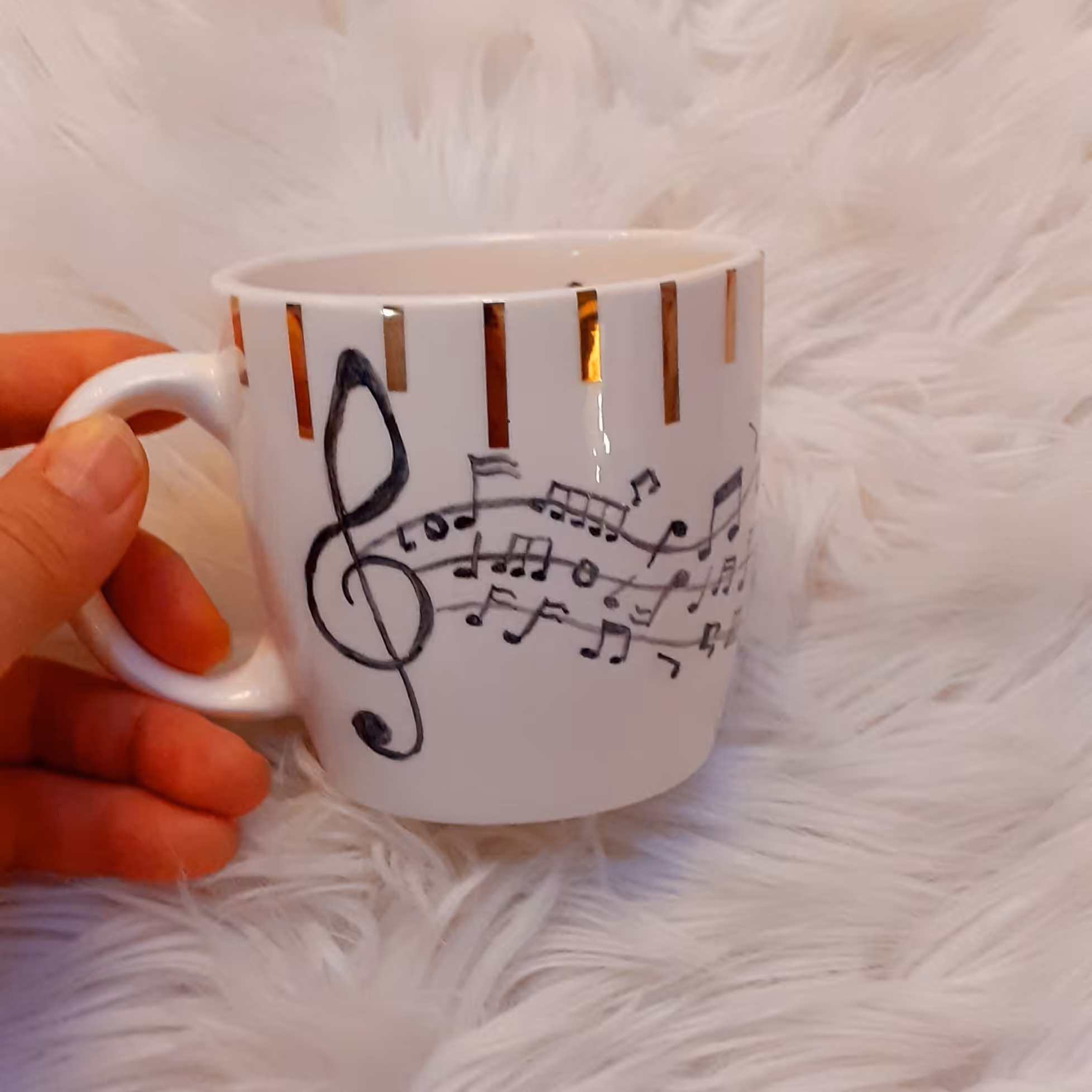 ماگ لیوان  خط طلایی  سرامیک دستساز  رنگ ثابت قابل شستشو میتونه یک هدیه خاص  برای یک هنرمند باشه