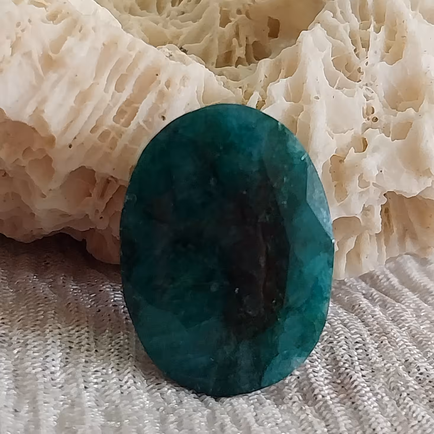 نگین زمرد جواهری سبز درشت