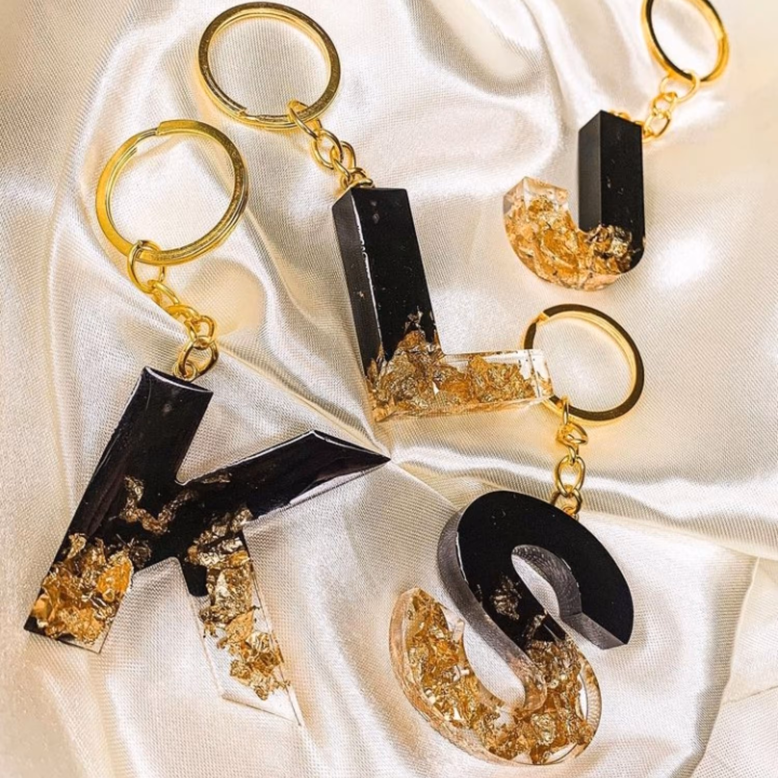 جاسوئیچی رزینی با ترکیب رنگ بسیار عالی و منحصر به فرد قابل سفارش برای تمامی حروف