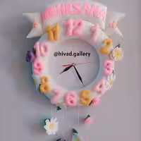 ساعت دیواری دارای تزیینات نمدی و موتور ارامگرد و باطری خور