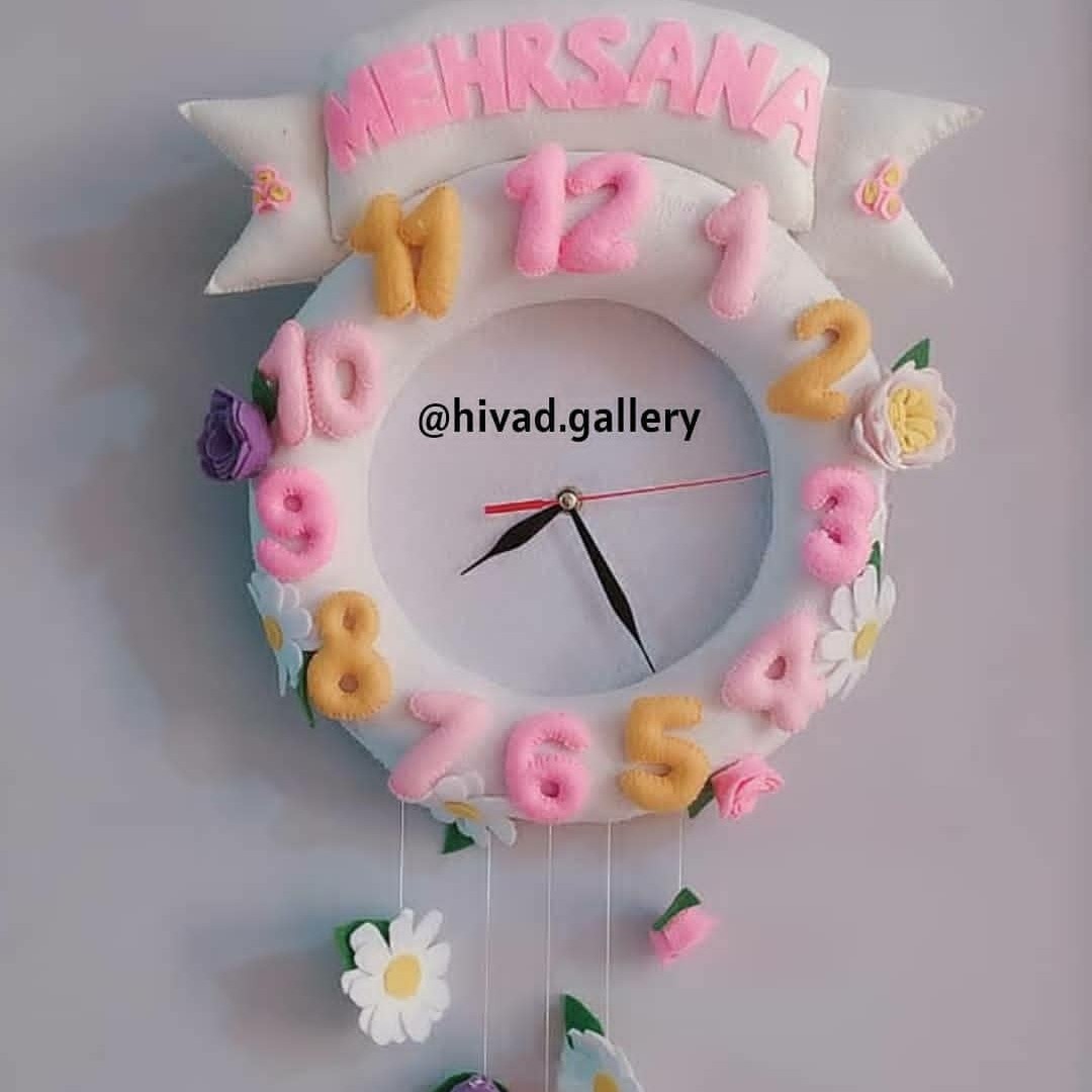 ساعت دیواری دارای تزیینات نمدی و موتور ارامگرد و باطری خور