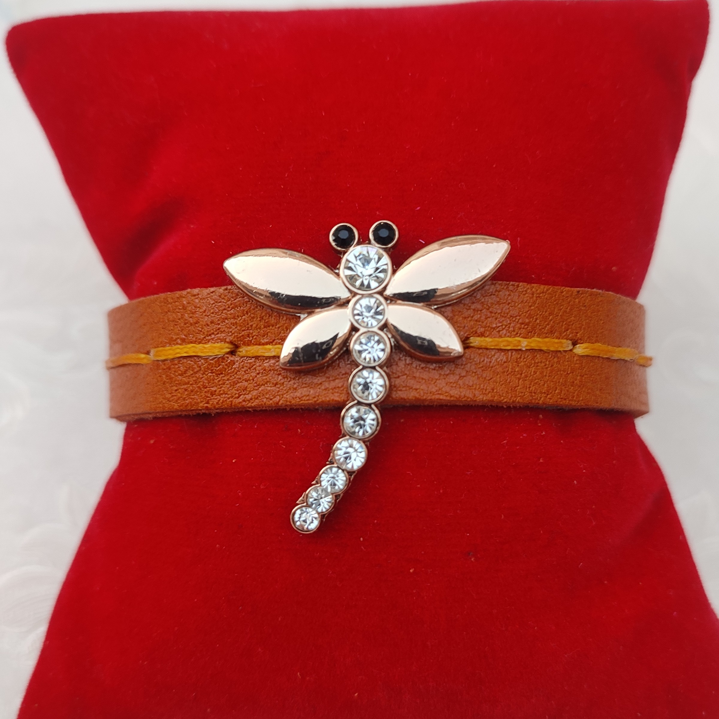 دستبند چرم طبیعی دست ساز و دست دوز بسیار شیک و زیبا طرح پروانه  ارسال رایگان