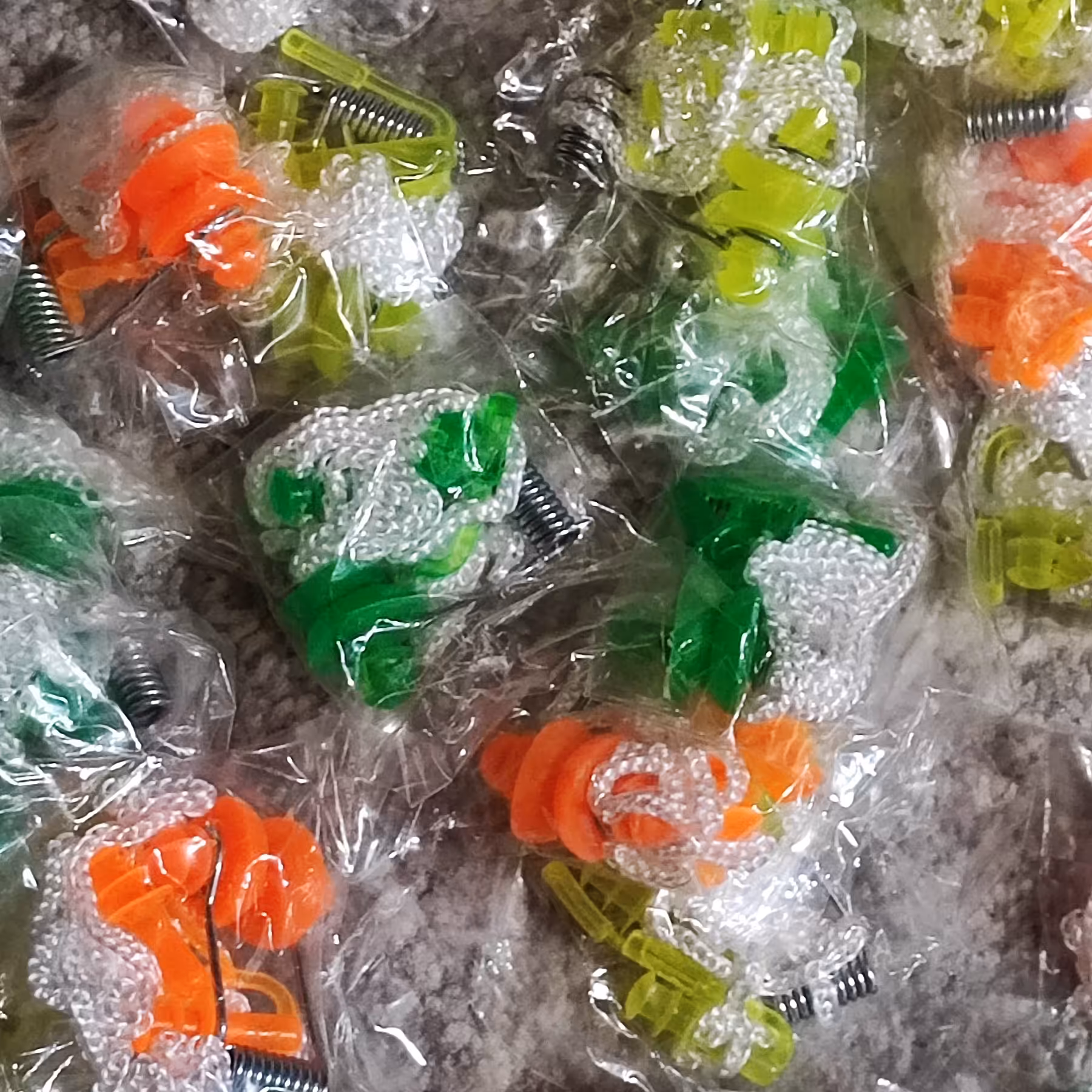 دماغ گیر و گوشگیر کیفیت عالی جنس ژله ای دارای بندمتصل که باعث میشه اجزا کنار هم بمانند و گم نشه
