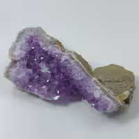 بلور های کریستالی و شفاف سنگ آمیتیست معدنی و طبیعی     