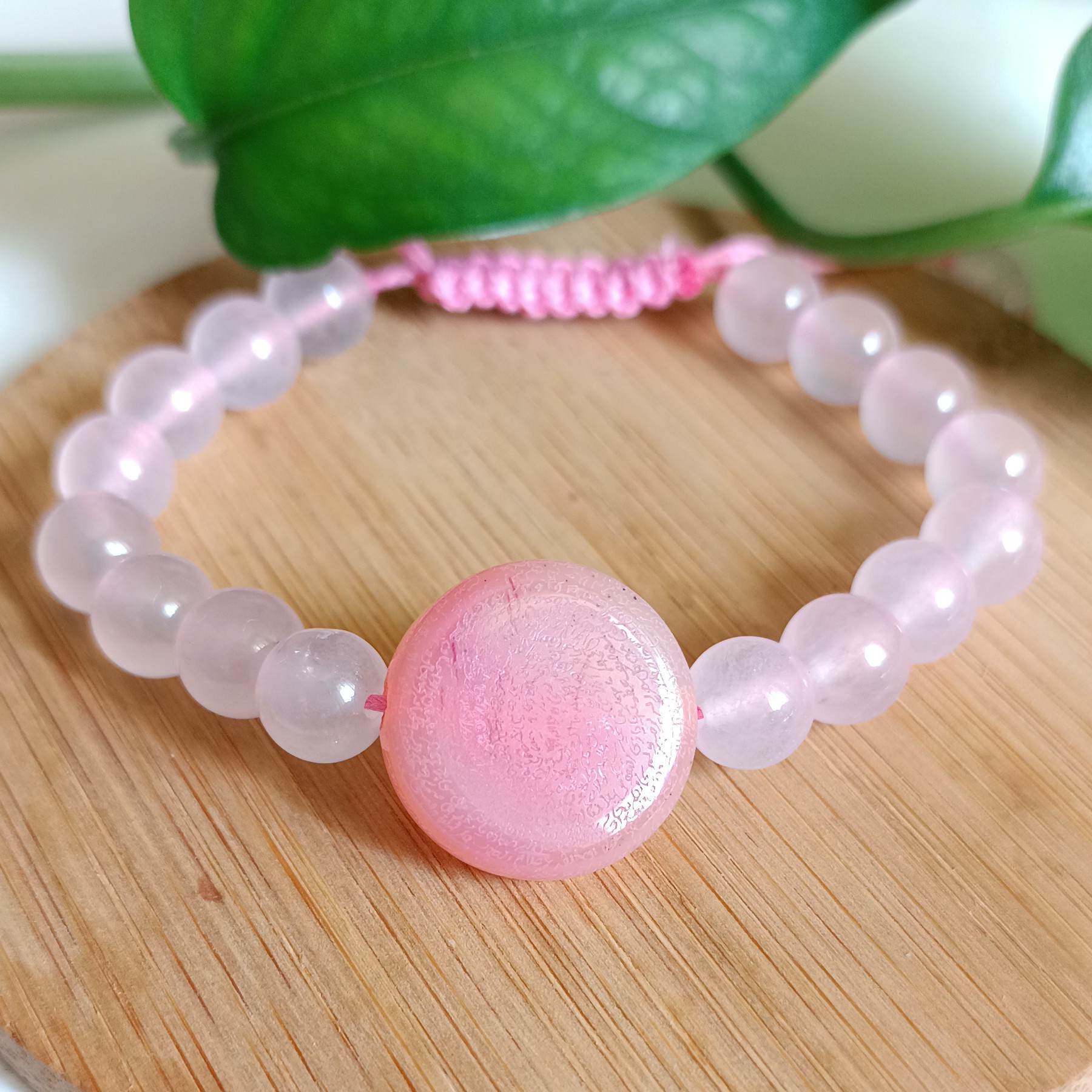 دستبند سنگ طبیعی رز کوارتز حرز دار (رزکوارتز چهل ادریس)  کیفیت درجه یک و گره کشویی قابل تنظیم